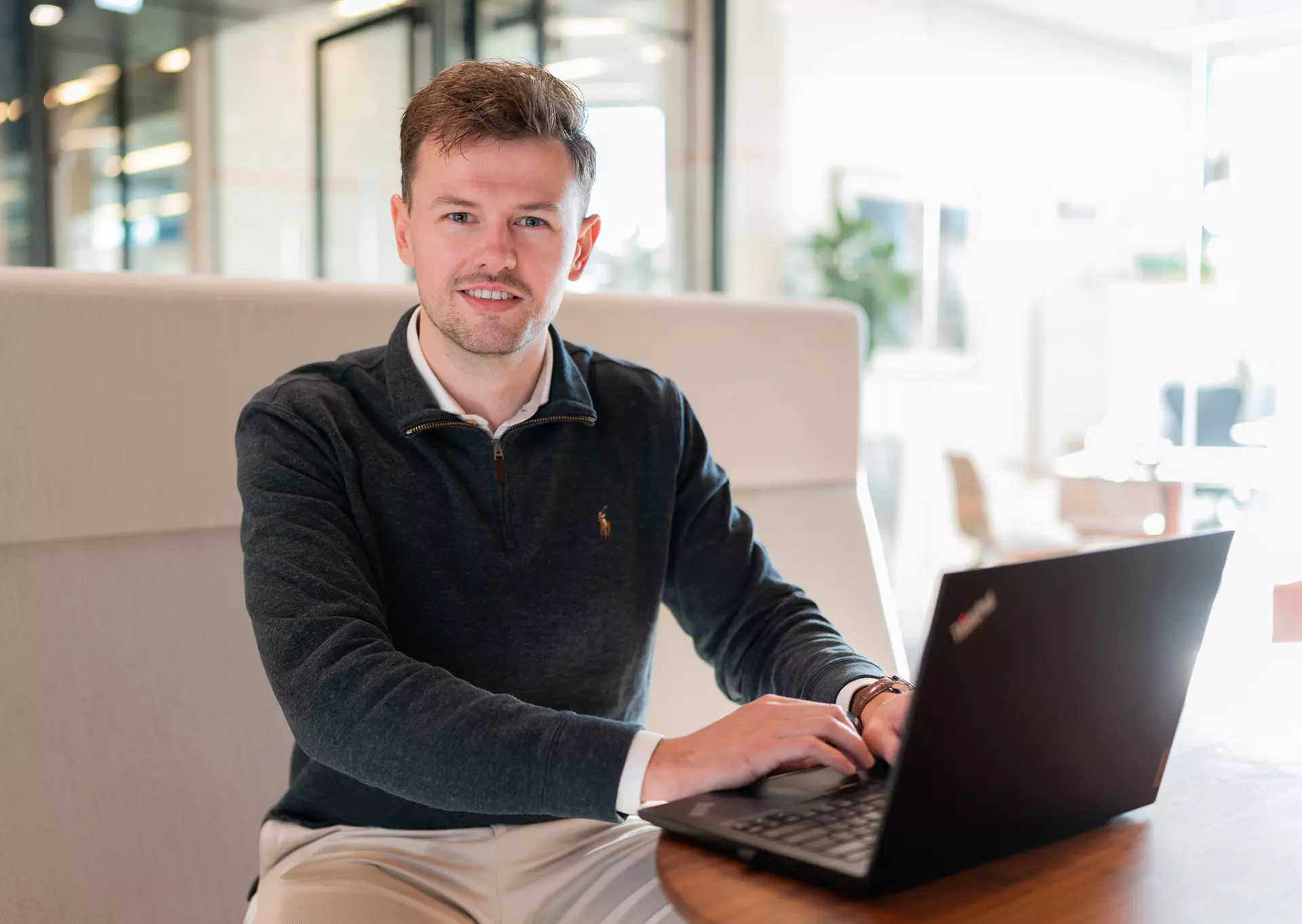 Lachende collega van Vesteda die een inwerkprogramma voor zijn nieuwe collega aan het maken is. 