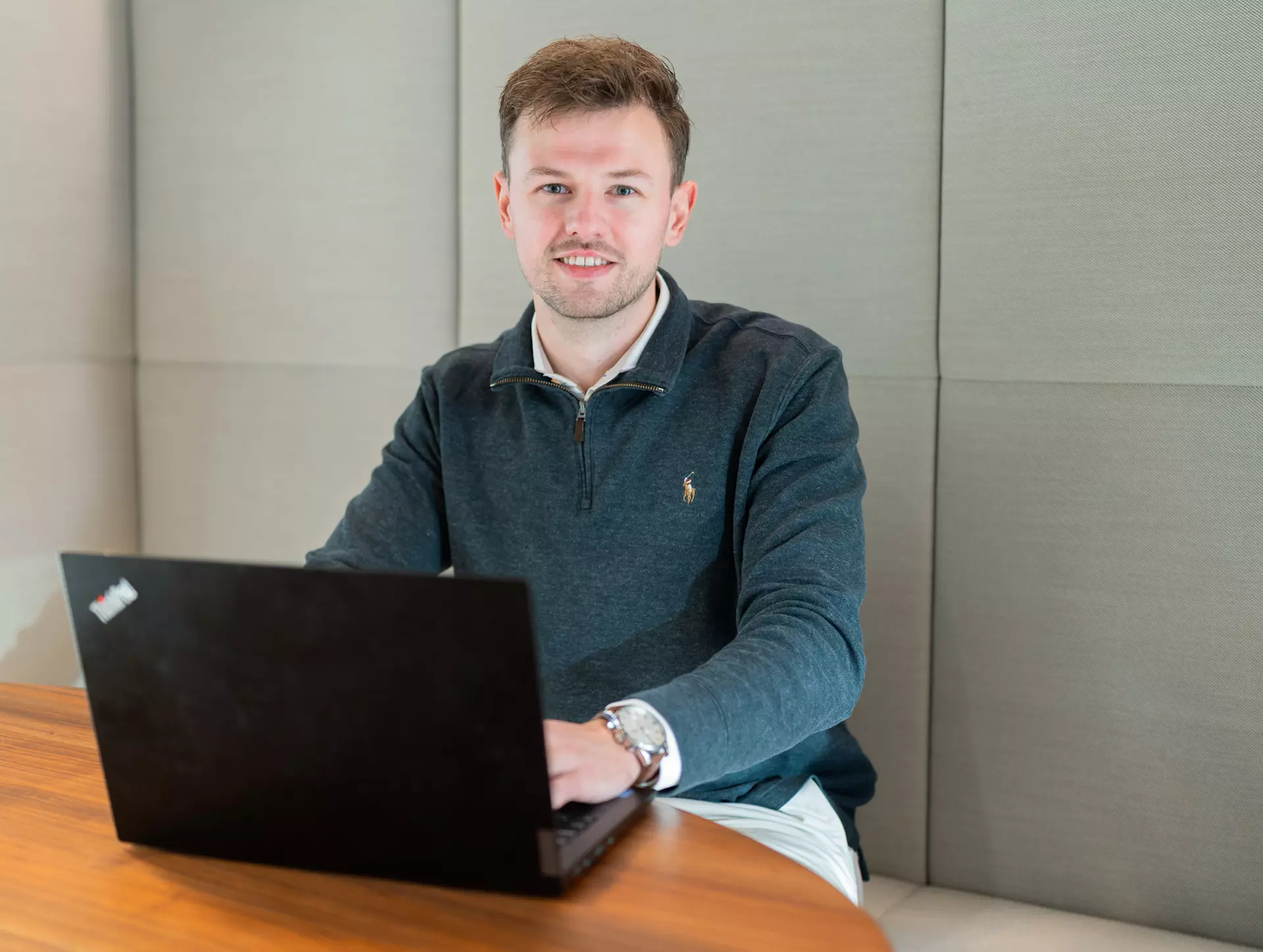 Collega van Techniek beoordeelt een CV. 