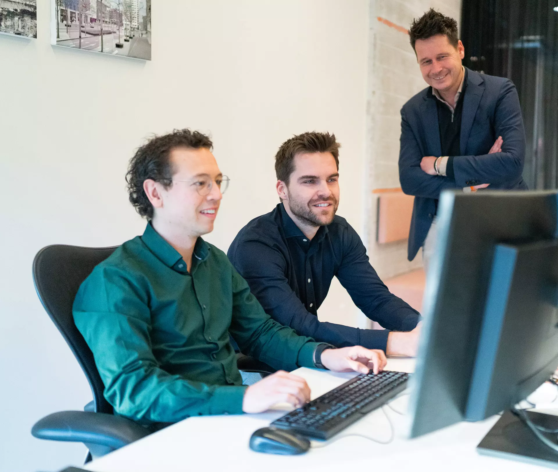 Vesteda medewerkers bekijken een CV van een sollicitant.