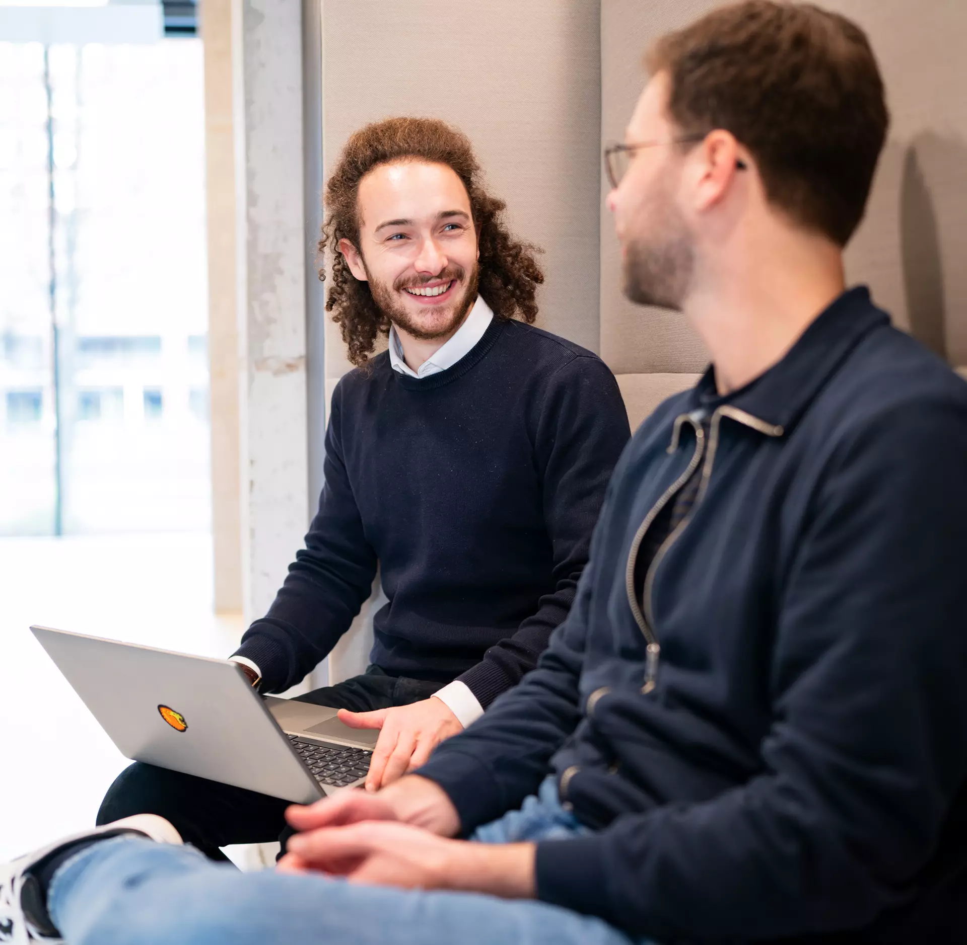 Vesteda collega's praten elkaar bij na een sollicitatiegesprek