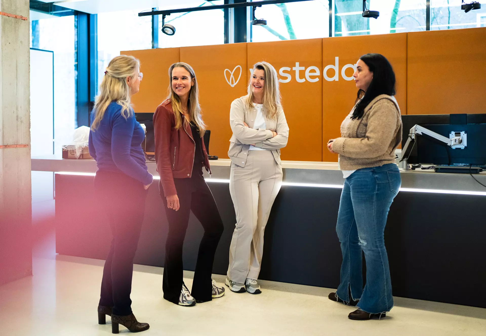 Vier nieuwe collega's van Vesteda stellen zich aan elkaar voor. 