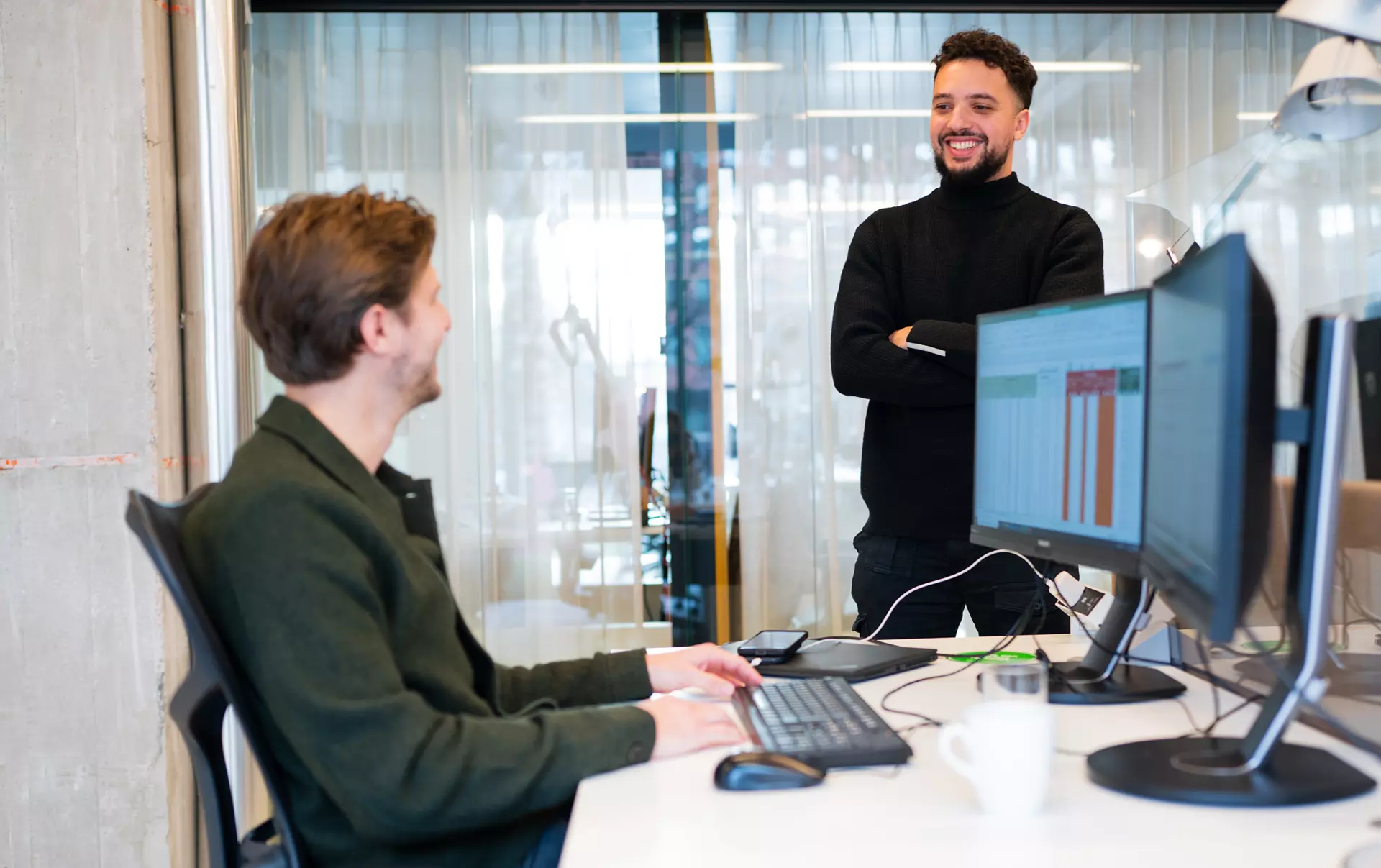 Twee collega's van Vesteda maken samen een inwerkdocument voor hun nieuwe collega. 