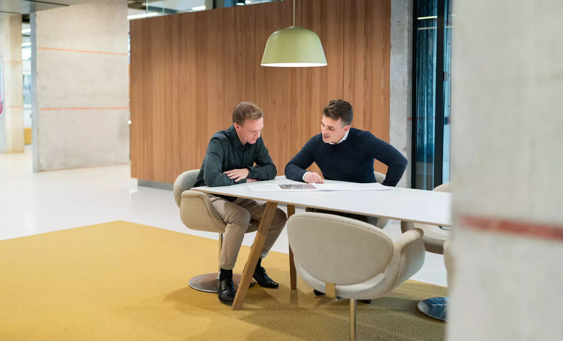 Twee Vesteda collega's die een cv aan het beoordelen zijn. 