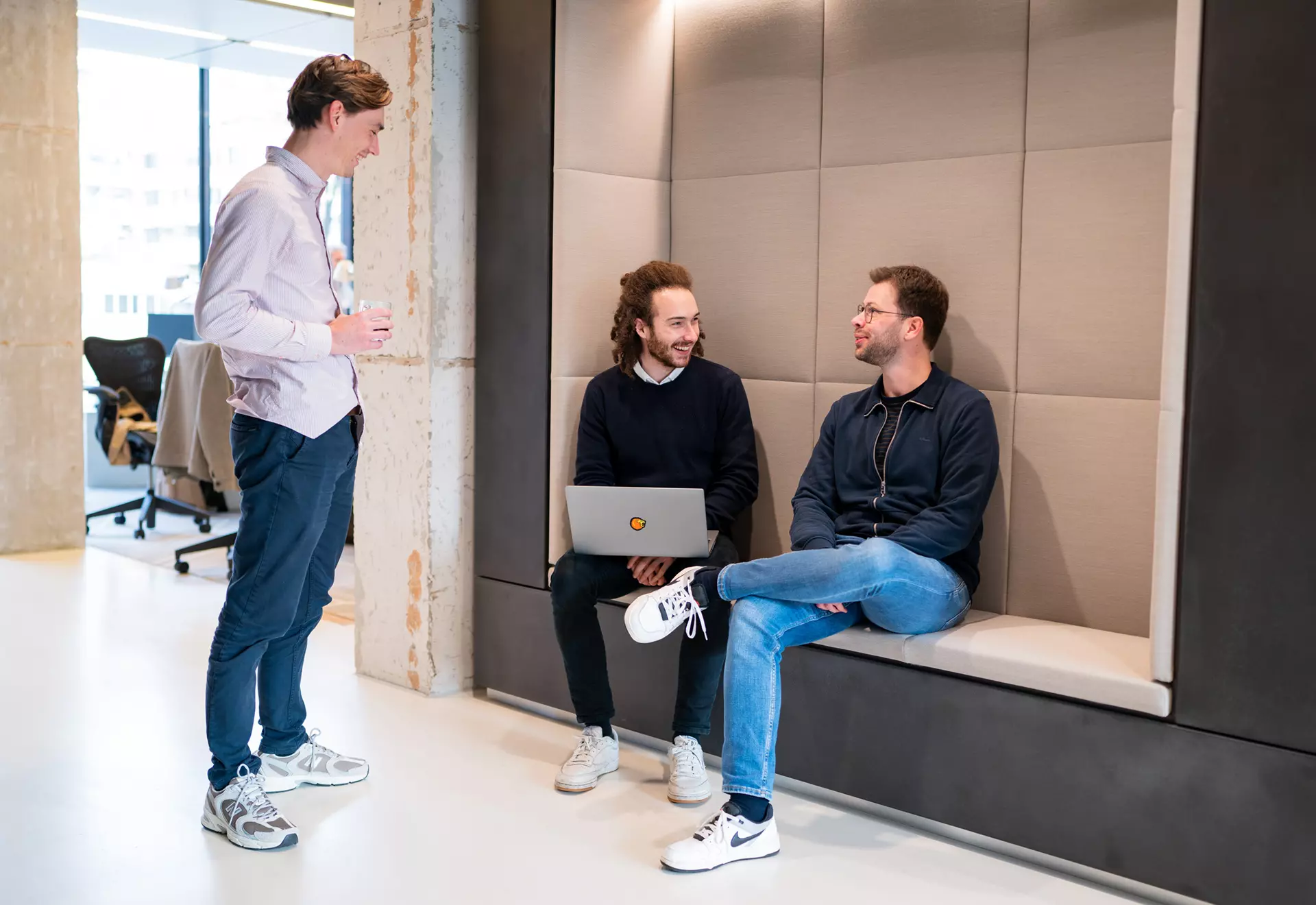 Drie collega's evalueren een sollicitant.