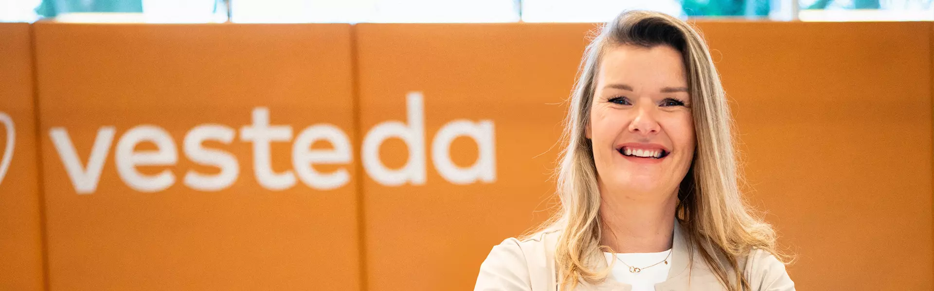 Verhuur collega wacht op haar nieuwe collega 