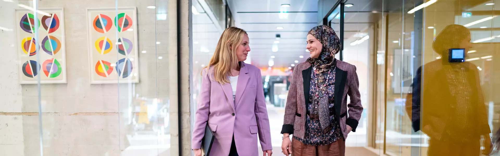 HR collega Larissa leidt een nieuwe collega rond in het hoofdkantoor van Vesteda aan de Boelelaan. 