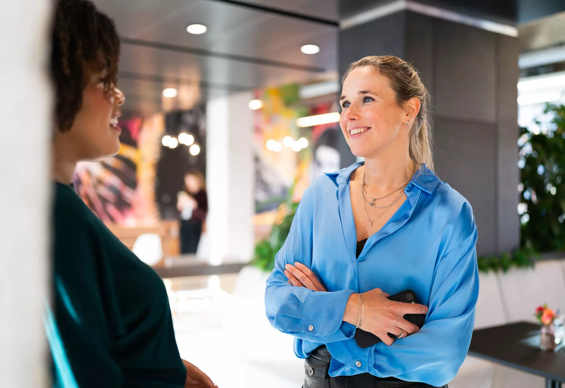 Vesteda collega's spreken elkaar na een sollicitatiegesprek voor de afdeling Customer Service