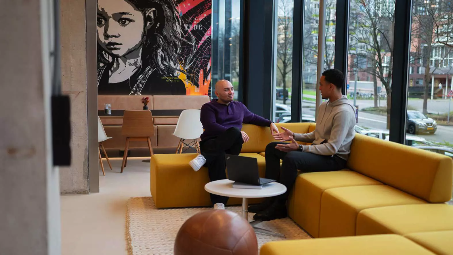 Collega's van Vesteda samen in gesprek over het werken bij vesteda, de vastgoedbelegger die verder kijkt