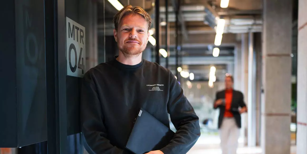 Collega van Facility wacht zijn nieuwe collega op.